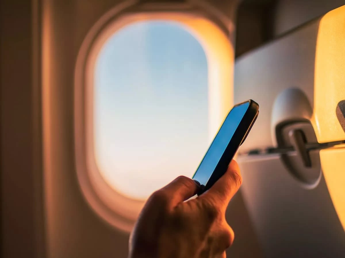 Pilot explains how forgetting airplane mode can disrupt cockpit communication