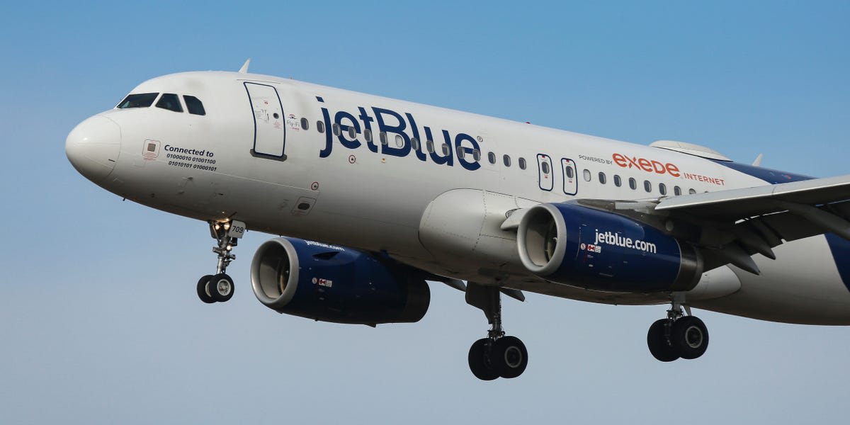JetBlue A320 has near-miss with US Air Force aircraft; cockpit audio reveals