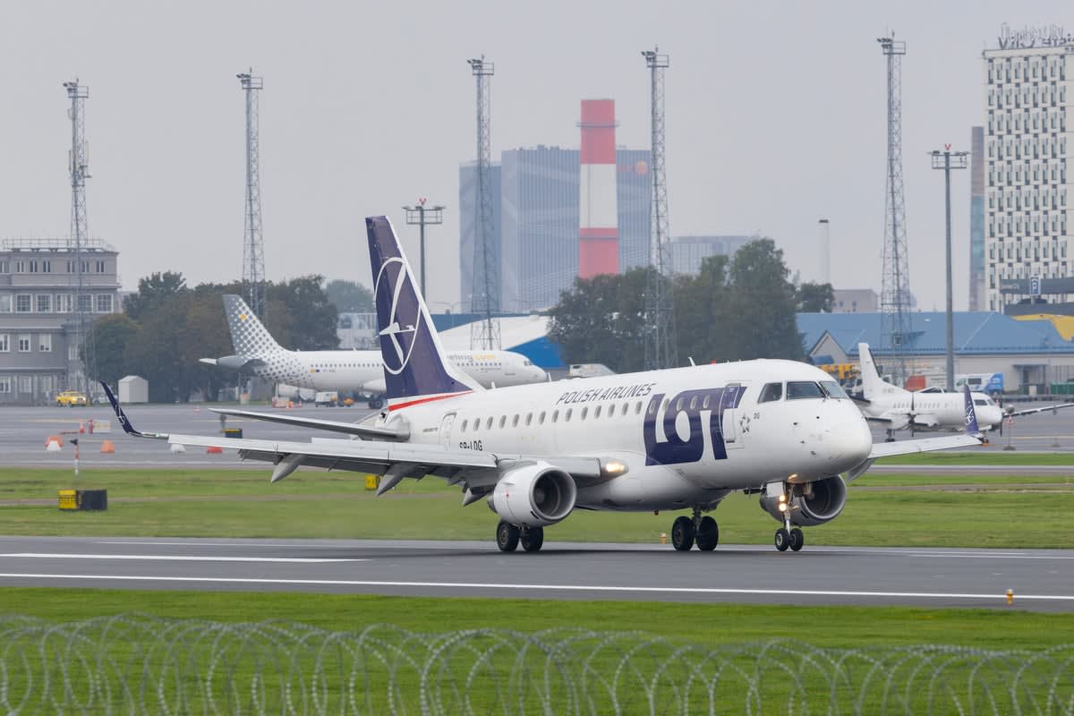 LOT Polish Airlines Embraer 170 slides off Vilnius runway