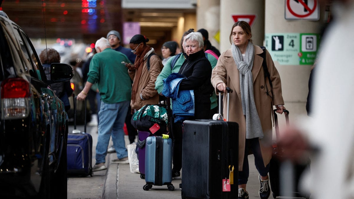 What flight cancellations, delays look like for Thanksgiving travelers