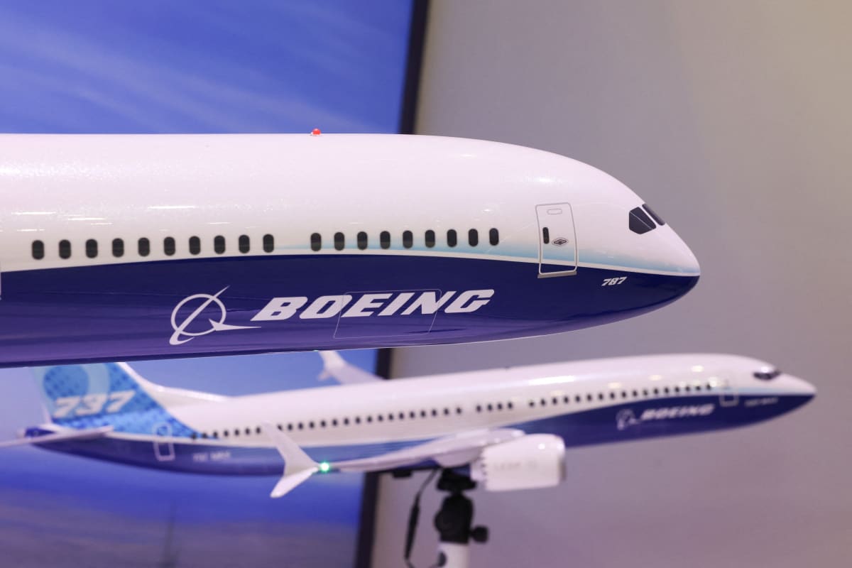 Boeing stages partial comeback at Dubai Airshow with flydubai jet order