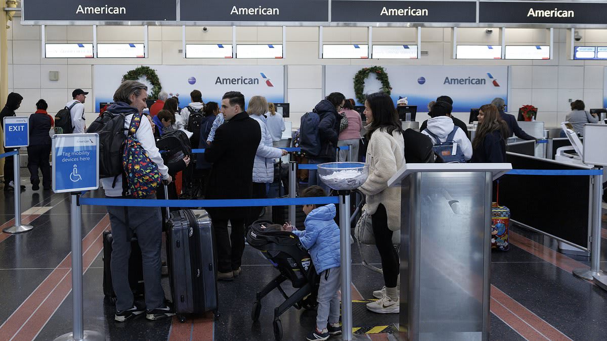 Record Holiday Travel Surge Triggers Flight Chaos at Major US Airports
