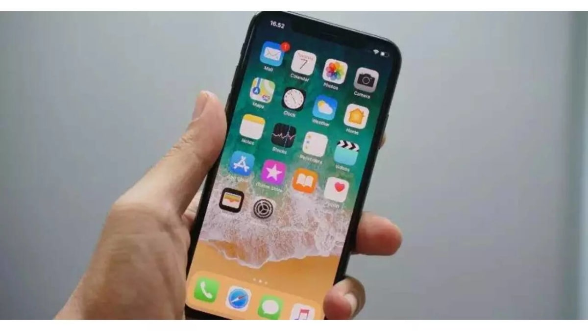 How Apple's built-in flight tracking on iPhone and Mac reveals real-time status.