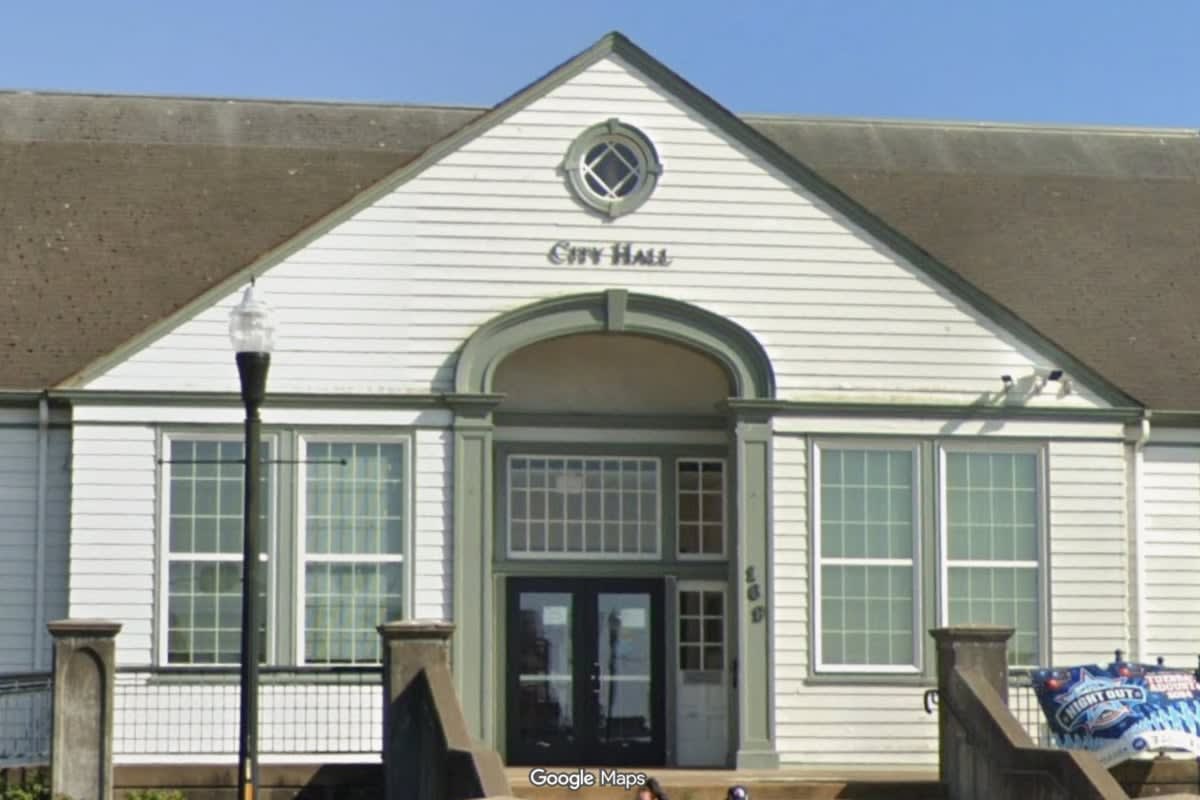 Why is Newport Municipal Airport suing to stop a federal ICE facility construction?