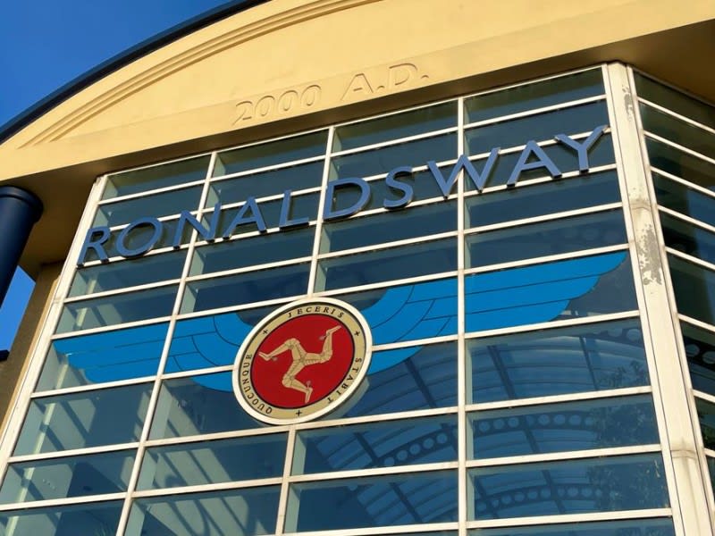 EasyJet flight returns to Liverpool from Isle of Man due to wind preventing