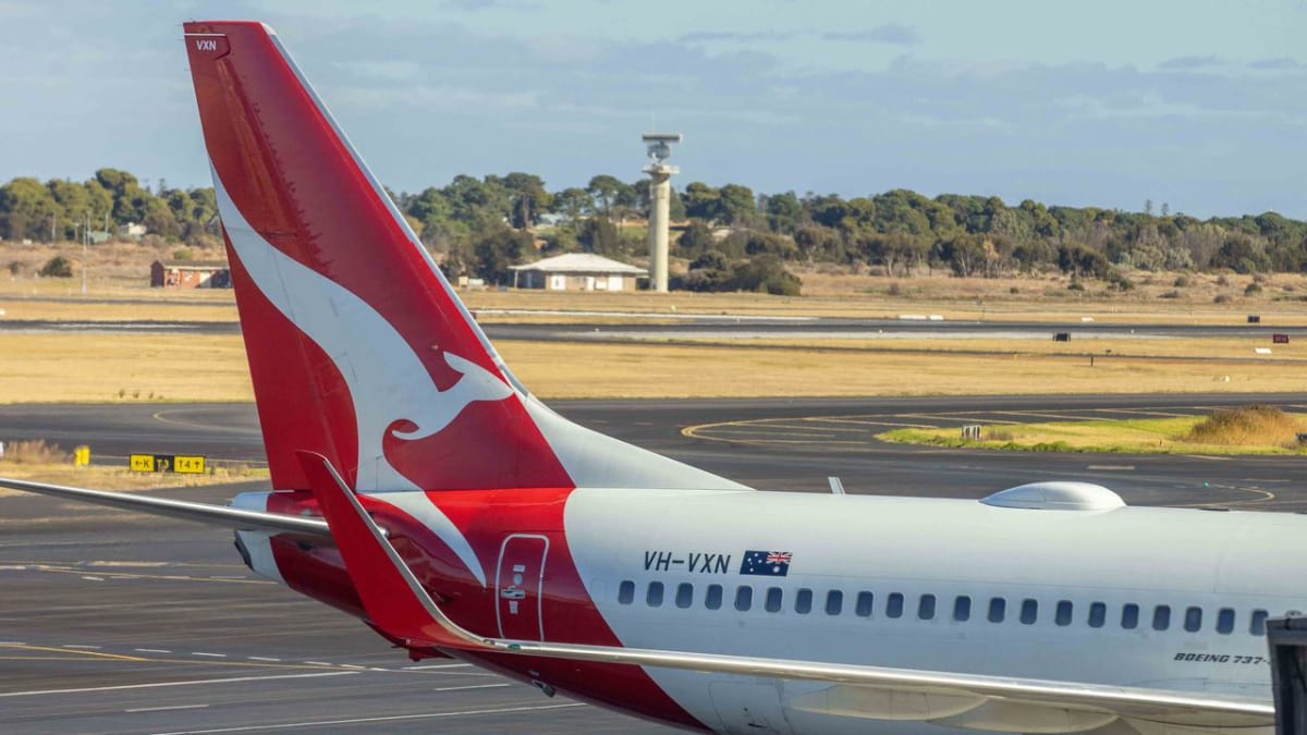 Passenger removed from Qantas flight