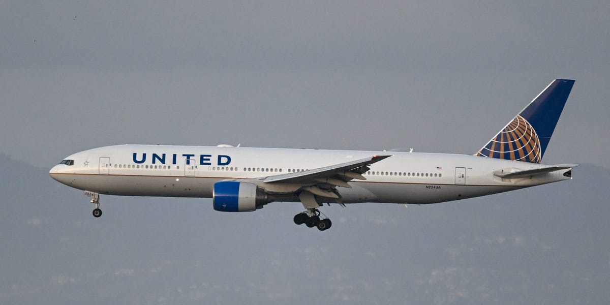 A United flight from San Francisco to Hong Kong had to turn back after a burning smell filled the cabin