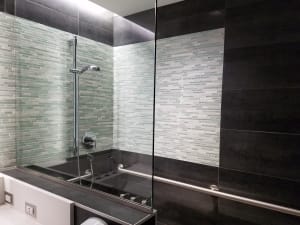 American Airlines Flagship Lounge Tipping Incident Sparks DFW Customer Outcry