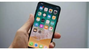 How Apple's built-in flight tracking on iPhone and Mac reveals real-time status.