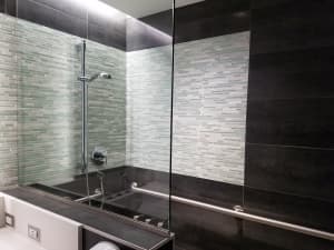 American Airlines Flagship Lounge Tipping Incident Sparks DFW Customer Outcry