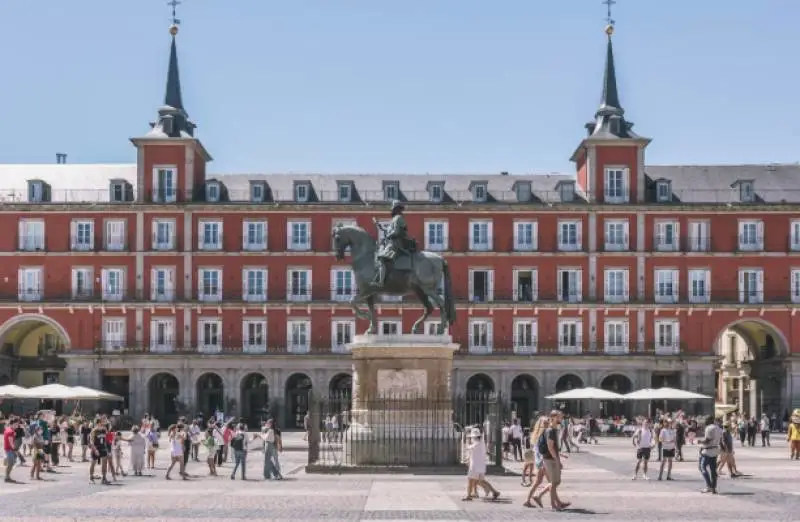 Spain Easter Bookings Surge 50%; Rail Woes Hit Costa del Sol