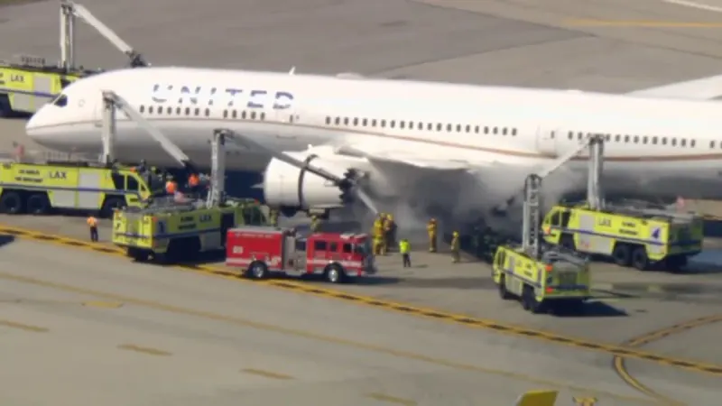 United B787 Makes Emergency Landing at LAX After In-Flight Engine Issue