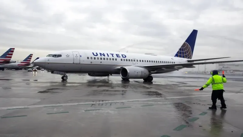 United Airlines Flight 2005 Lands in Madison After Breach