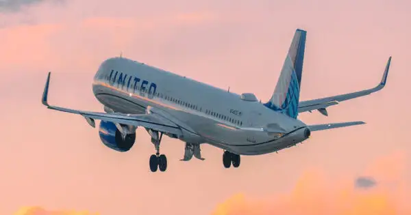 United Boeing 787 Makes Emergency Landing at LAX After Engine Fire
