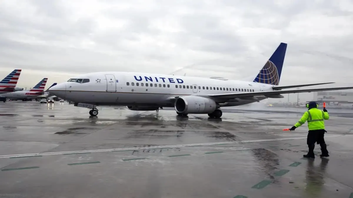 United Airlines Flight 2005 Lands in Madison After Breach