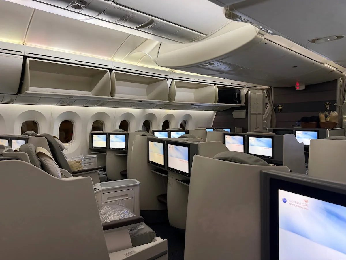 Review: Royal Jordanian 787 Crown Class on BKK-AMM