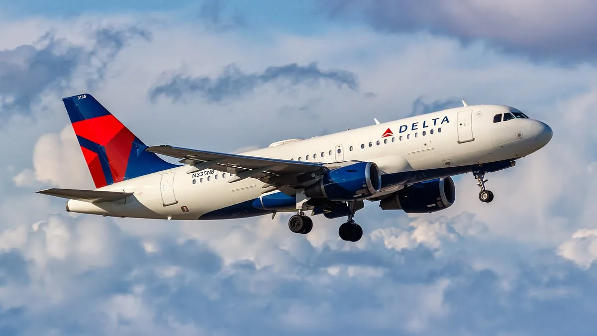 Delta A220 Makes Emergency Landing in Chicago After Fumes