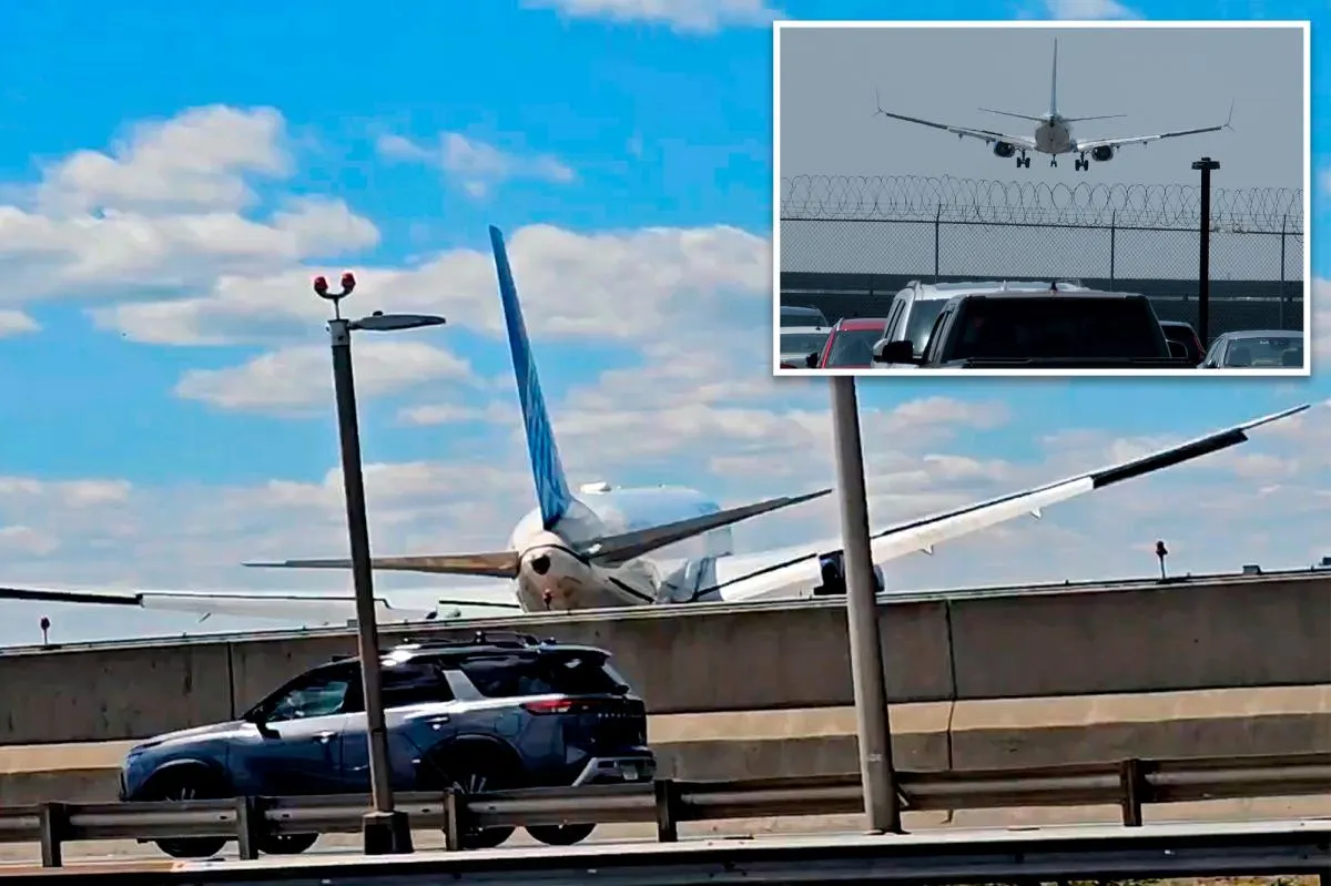 United Airlines 767-400ER Strikes Pole at Newark Airport