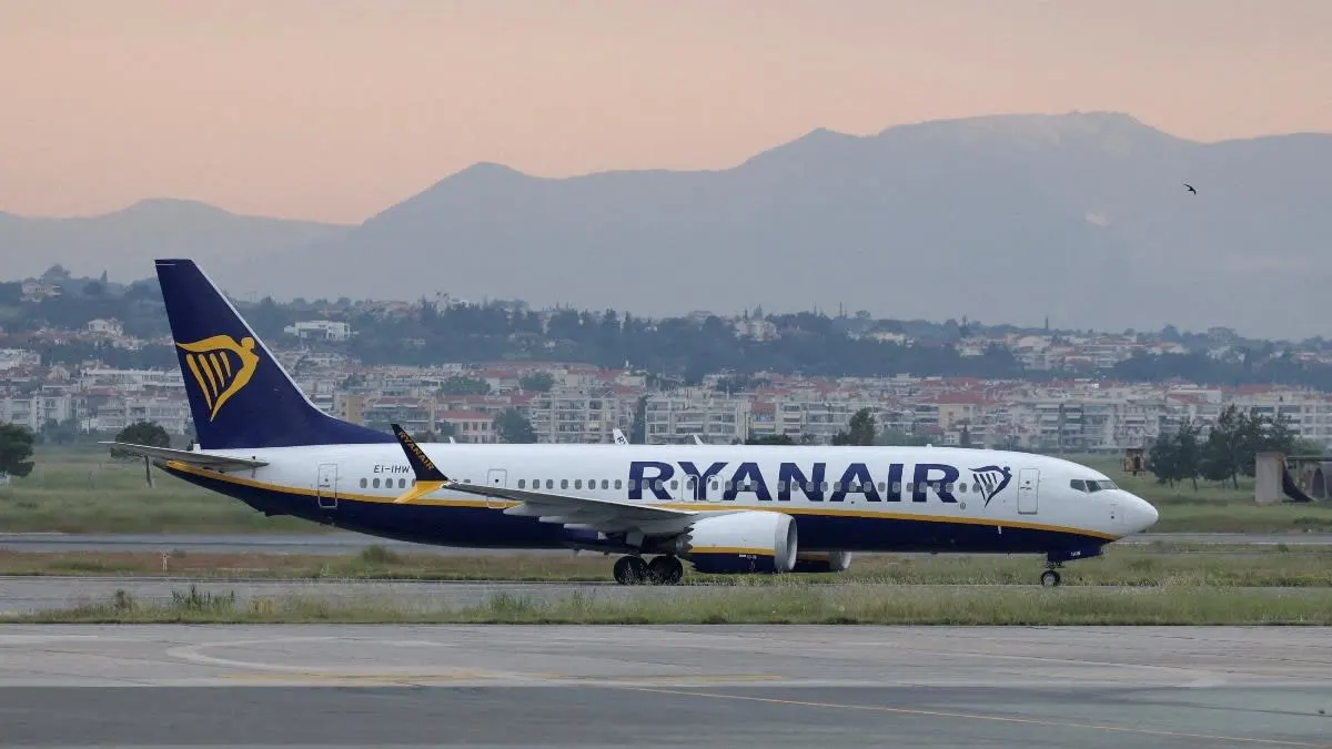 Ryanair 737-800 Makes Emergency Landing After Window Failure