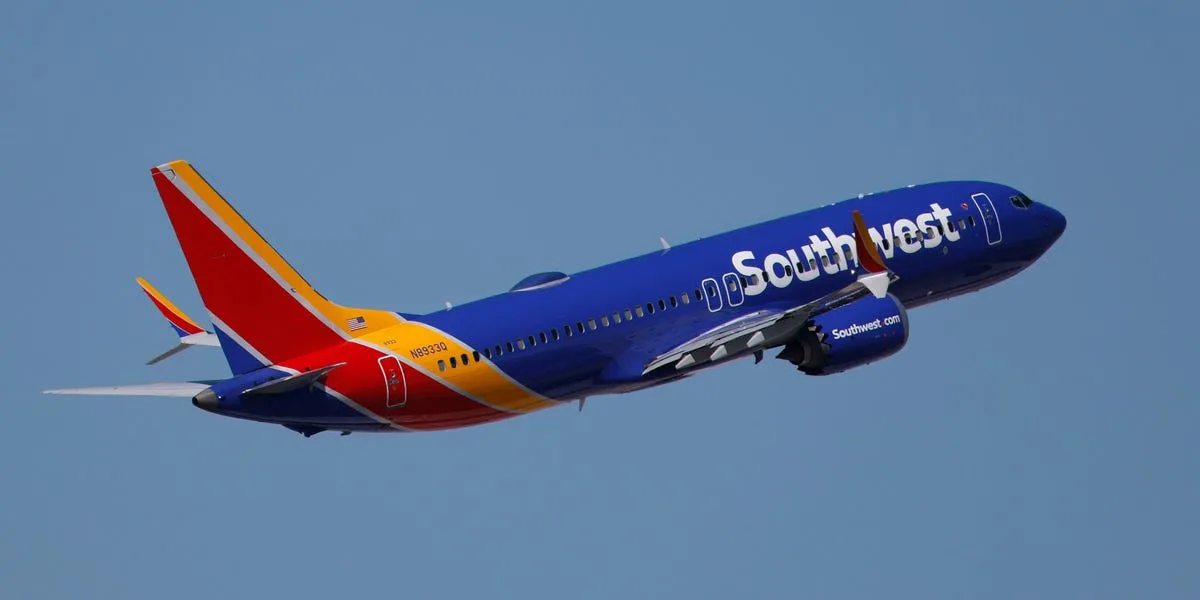 Southwest 737-700 Diverts for Cracked Windshield at 37k ft