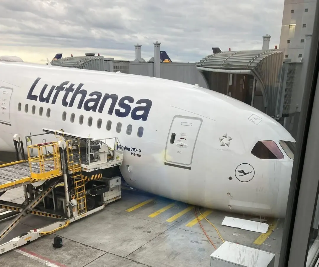 Lufthansa Boeing 787-9 Suffers Nose Gear Collapse in FRA