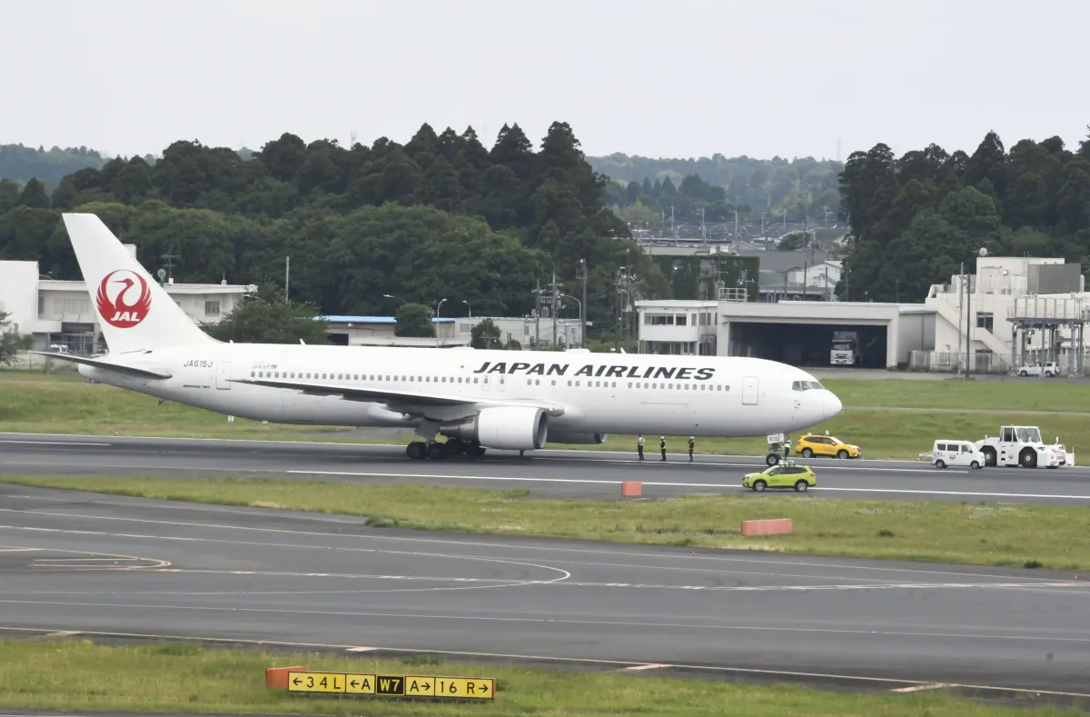 JAL President Takes Pay Cut After Crew Alcohol Incident