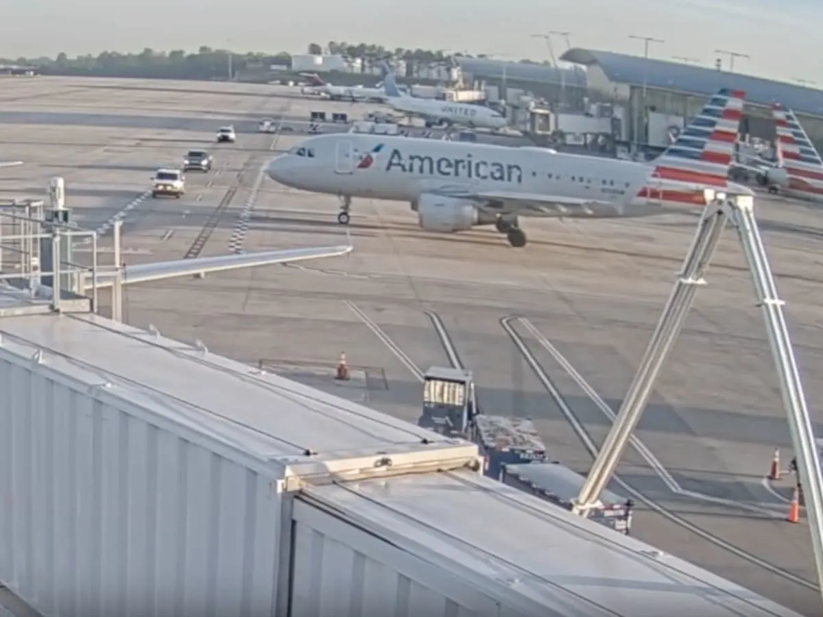 American Airlines A319 Avoids Truck Collision at Charlotte Airport