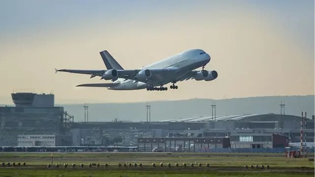 FAA Airspace Restrictions: Hundreds of Caribbean Flights Canceled After Venezuela Action