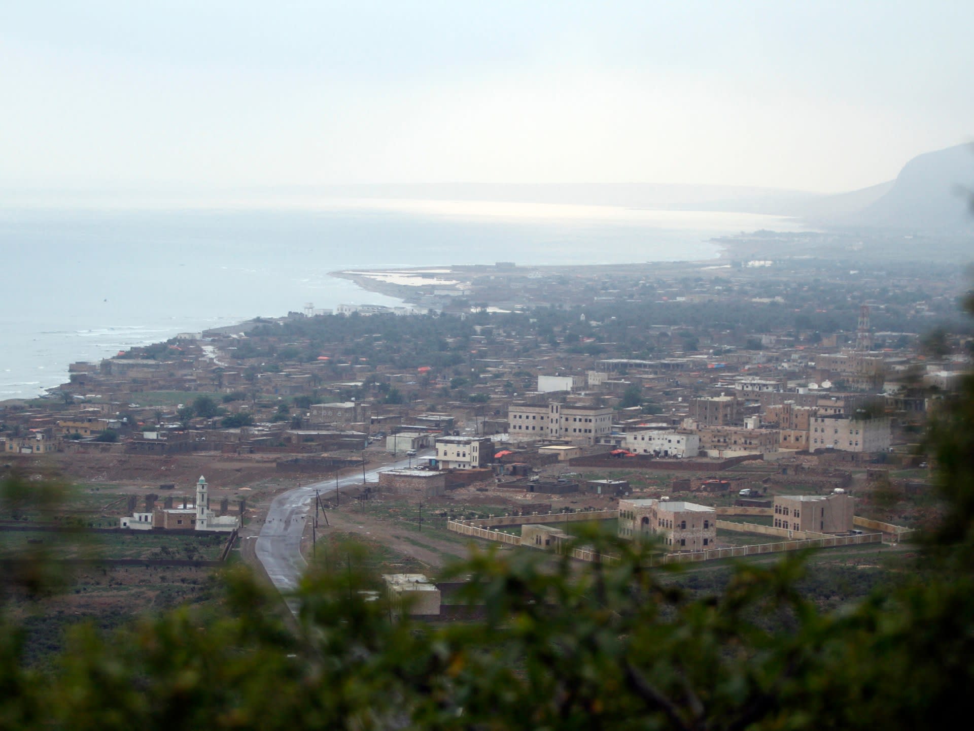 Airspace Closure Strands 400 Tourists on Socotra; When Will Flights Resume?