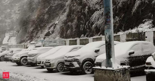 Heavy Snowfall Grounds 22 Flights at Srinagar Airport, Stranding Passengers.