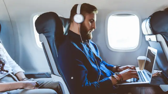 United Airlines Mandates Headphones in Updated Passenger Contract