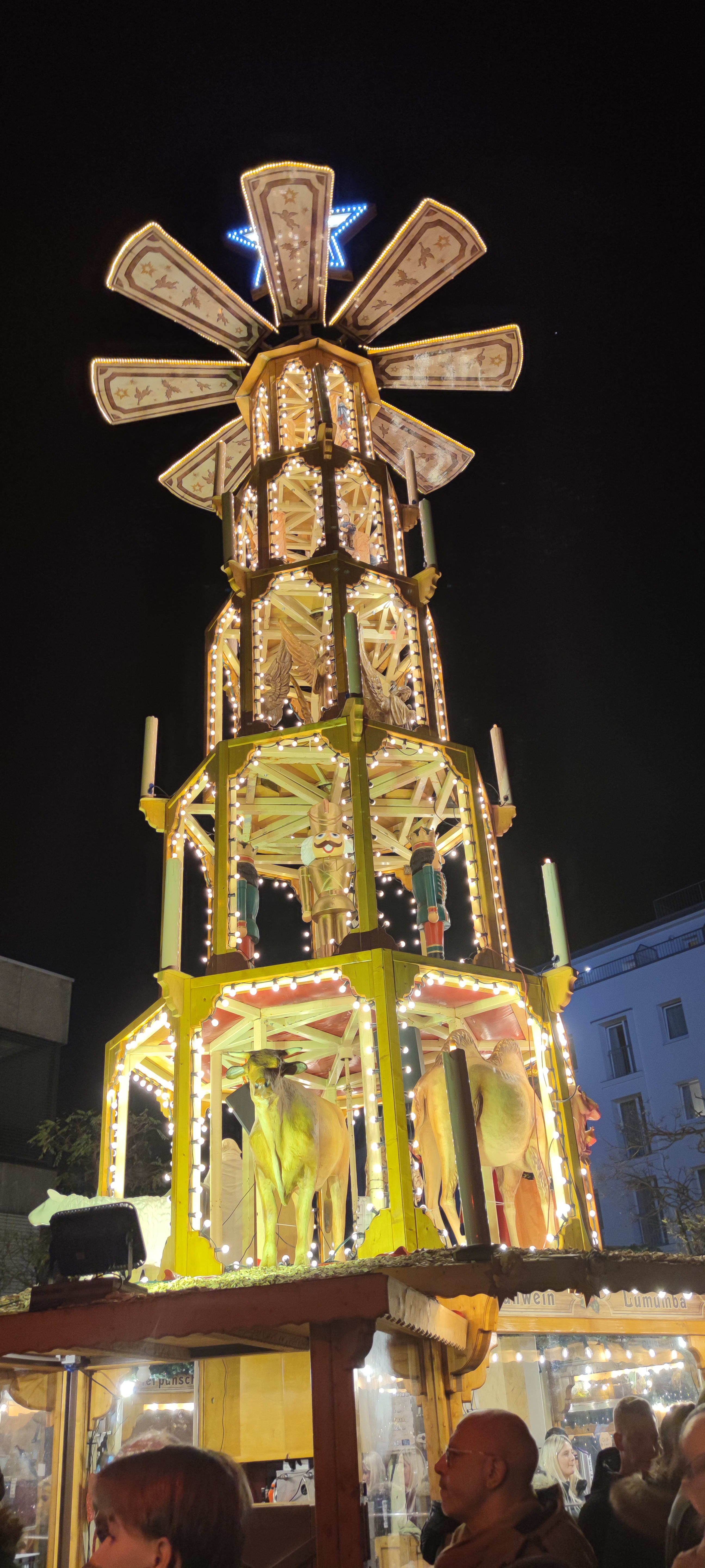 Kölner Dom önü Noel pazarı