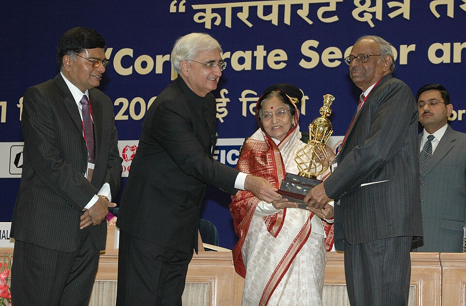 Dr. C. Rangarajan, economist and former RBI Governor, being honoured by the President of India — he chaired the Twelfth Finance Commission (2005–2010 award period)