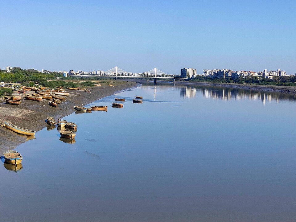 The Tapti (Tapi) River at Surat, Gujarat — the west-flowing Madhya Pradesh river of which the Purna river is a tributary