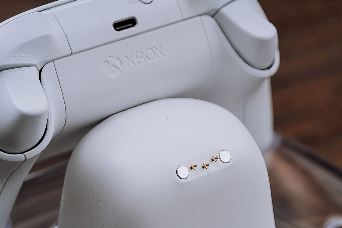 Base de carga doble 8BitDo en color blanco para controles inalambricos Xbox Series X|S y Xbox One con sistema de carga magnetica