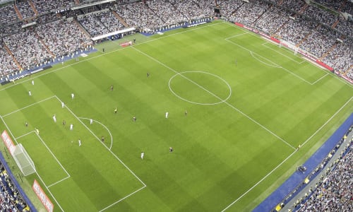 Vålerenga-spillere feirer seier på Intility Arena i 2025