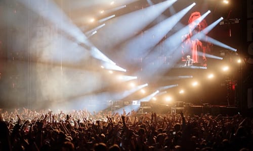 Festivalpublikum på Stavernfestivalen 2025 foran hovedscenen