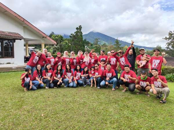 Tim karyawan memakai kaos seragam custom buatan RSA Cloth