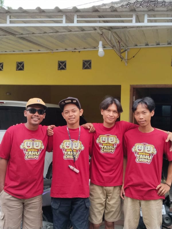 Tim memakai kaos seragam custom RSA Cloth