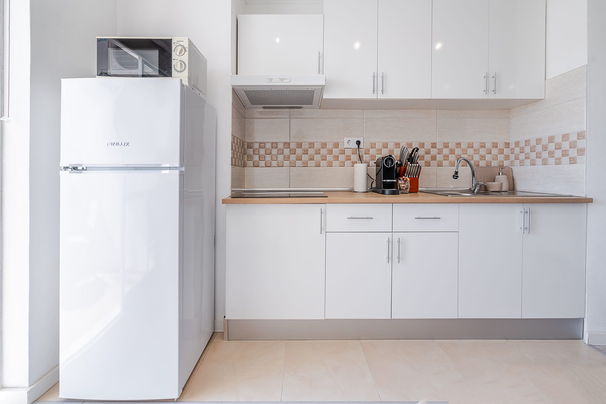 5. Kitchen angle 2