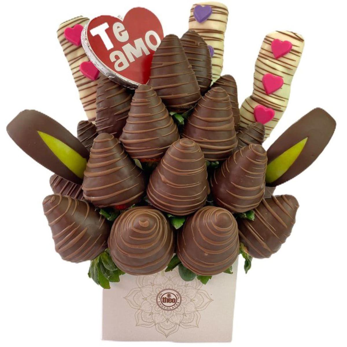 Arreglo con 25 fresas, manzana y marshmallows decorados con corazoncitos, cubierto con chocolate semi amargo y con 1 paleta de chocolate con mensaje