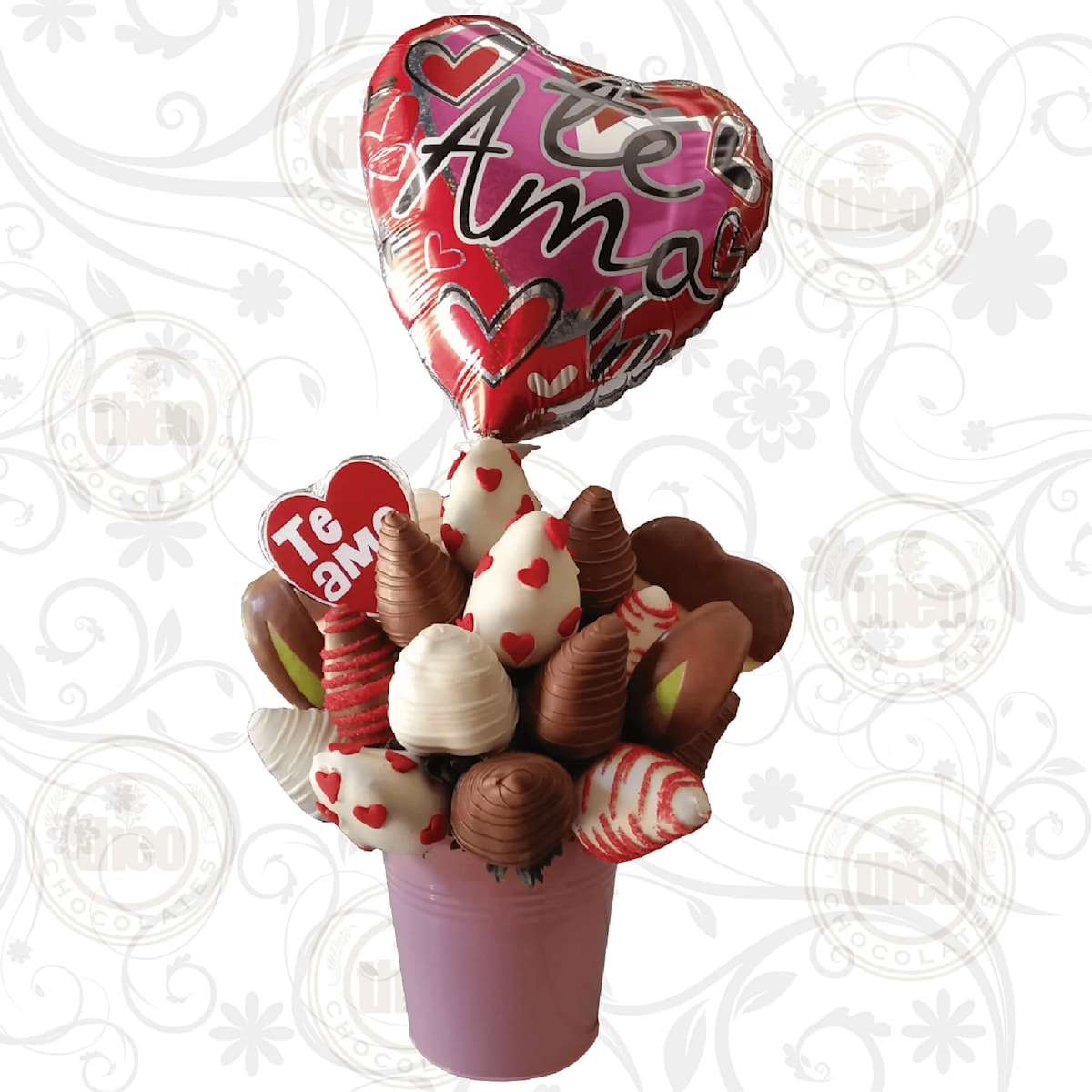 Arreglo frutal en balde metálico con 20 fresas y corazones de piña, paleta con mensaje y globo mediano