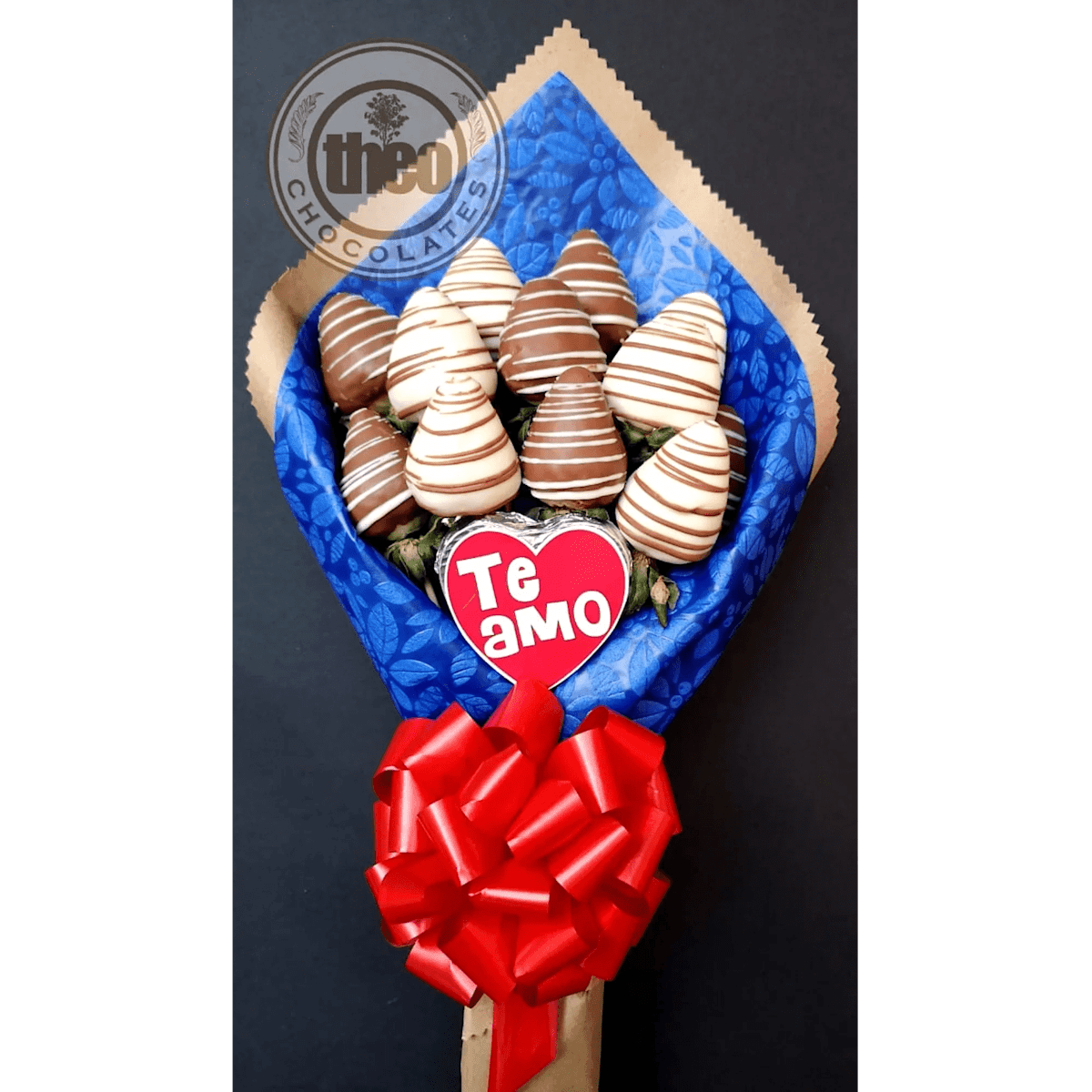 Ramo con 12 fresas con chocolate y 1 paleta con mensaje