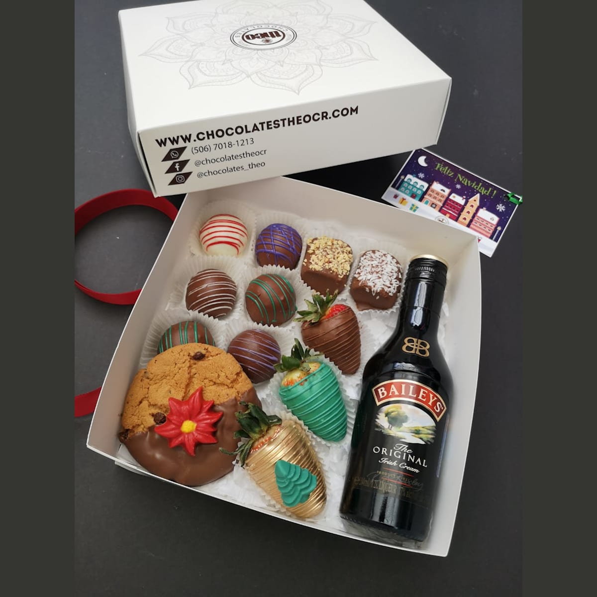 Caja  con Fresas, Bombones, Galleta, Marshmallows y Baileys