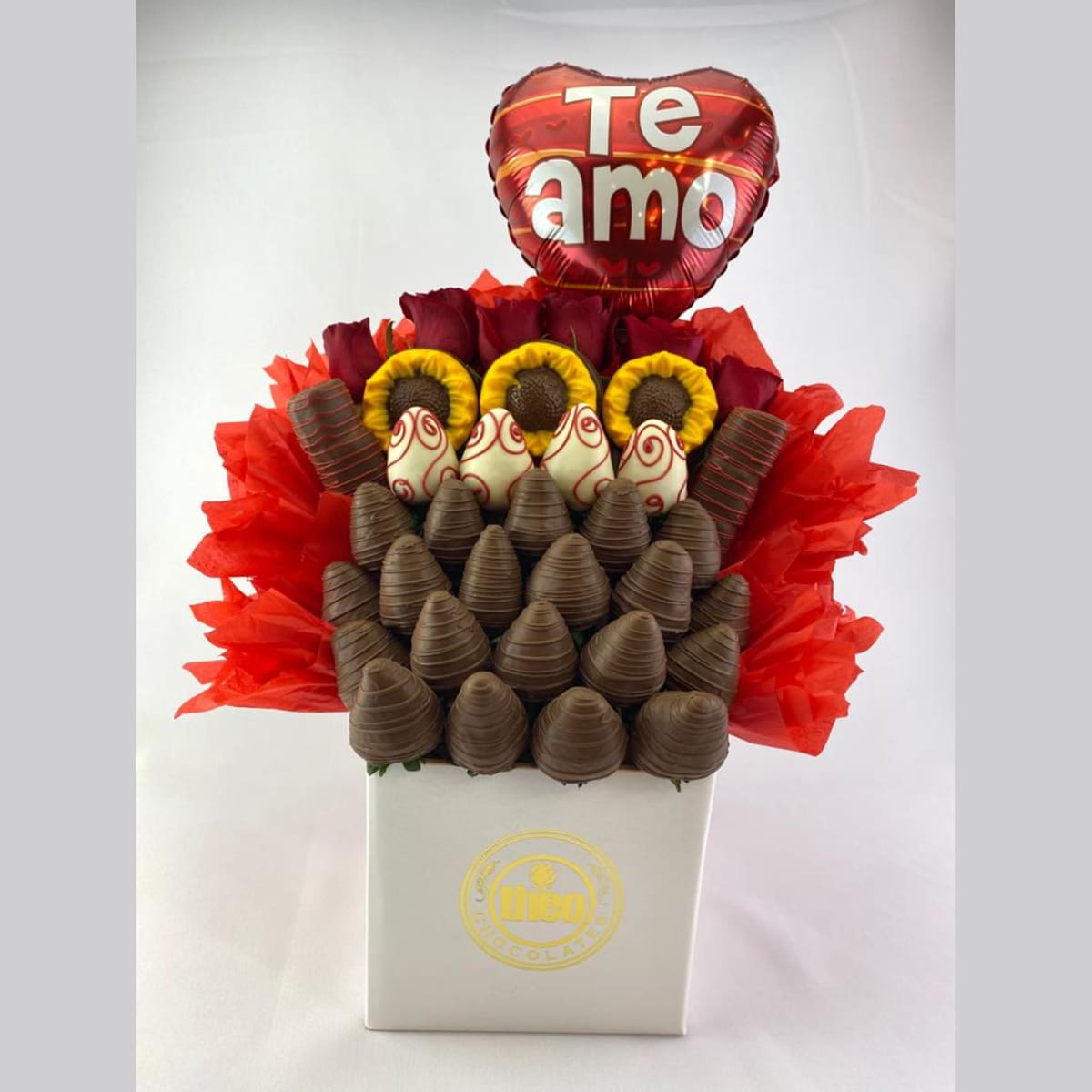Arreglo Te Amo — 24 fresas y rosas
