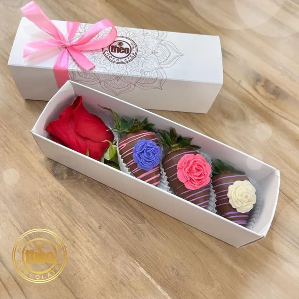 Caja con 3 fresas y rosa