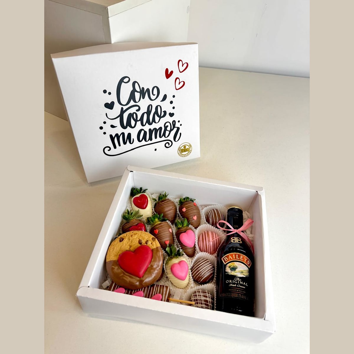 Caja fresas, bombones, galleta y Baileys