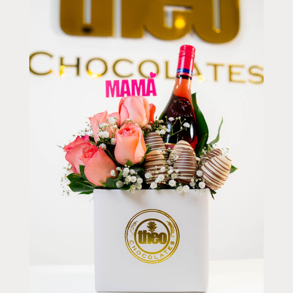 Arreglo con  Rosas Rosadas,  Fresas y Vino