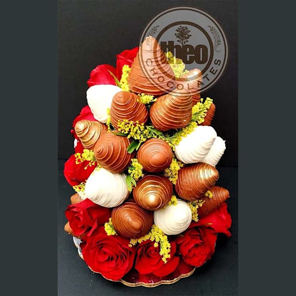 Centro de mesa mediano con rosas y fresas con chocolate