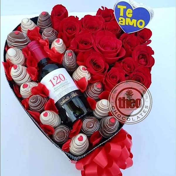Caja en forma de corazón fresas rosas vino y chocolate